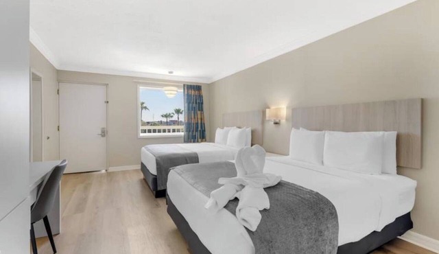 Stay Close to the Magic, Away from the Crowds l Breakfast & Pool