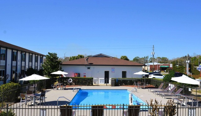 Stay Near Foley Sports Complex - 1.21 mi | 3 Units w/Parking & Breakfast!
