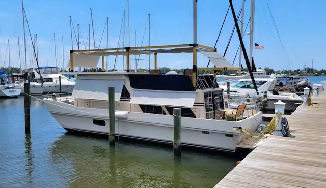 🛥Stay Where The Water Meets Relaxation!