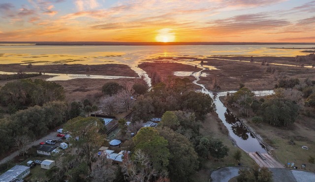 Steps to Orange Lake: Pet-Friendly Getaway!