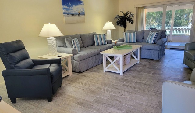 STEPS TO THE BEACH, SABTC 2BR/2BA VILLA, CLEAN, QUIET, POOLS, 5-STAR REVIEWS!