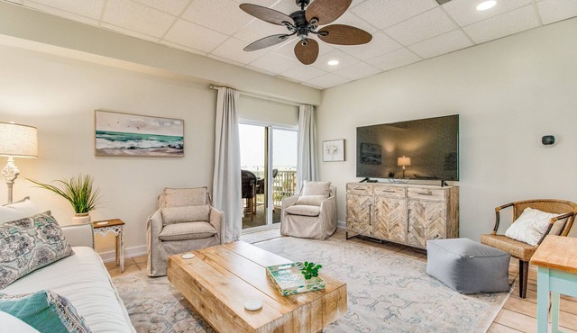 Steps to the white sand. SaltAirNoCare! Gulfside-Gated-Hot tub.