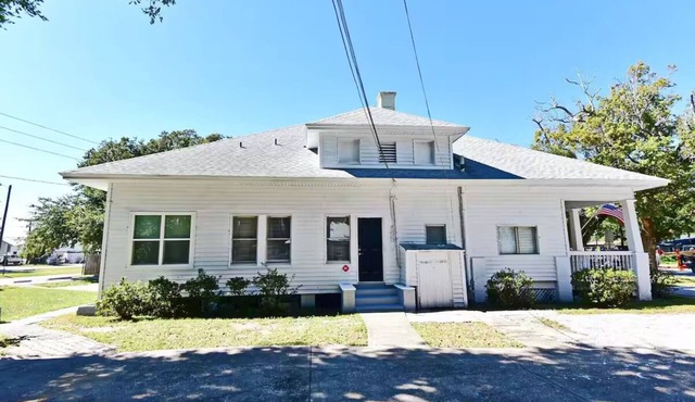 Studio Apt #3 in Historic Downtown Winter Garden, across from the Bike Trail