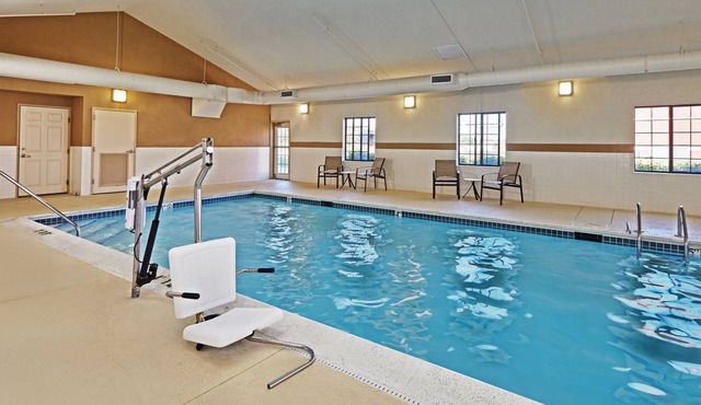 Studio | Free Breakfast! Heated Indoor Pool in Glenview