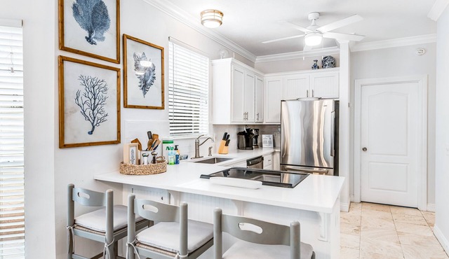 Stunning Home near Deeded Beach, Fast WiFi, Patio, AC & 2 Bikes