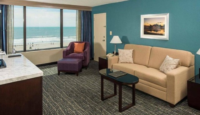 Stunning King Suite | Outdoor Pool | Live Tiki Music, Fire Pit & Beach Bar