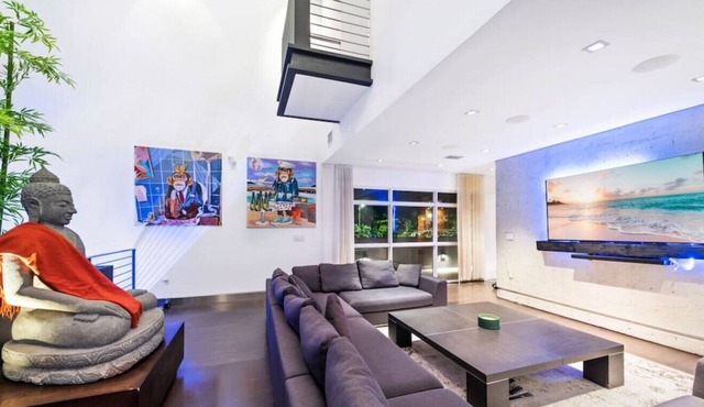 Stunning Modern Villa with European Kitchen, Gym, Sauna and Lap Pool