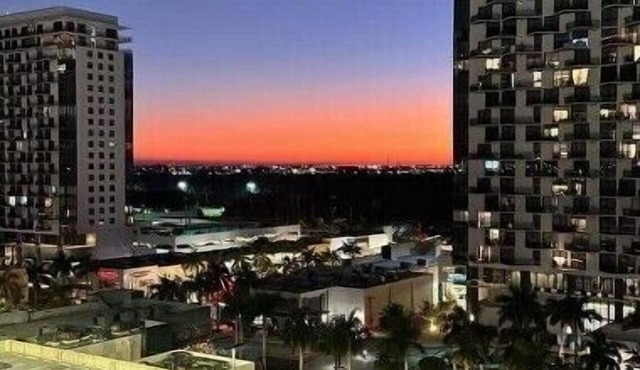 Stylish 2BR Condo. Walk to Restaurants & Shops in Doral