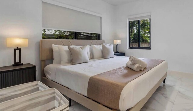 Stylish 2BR + Parking in Design District