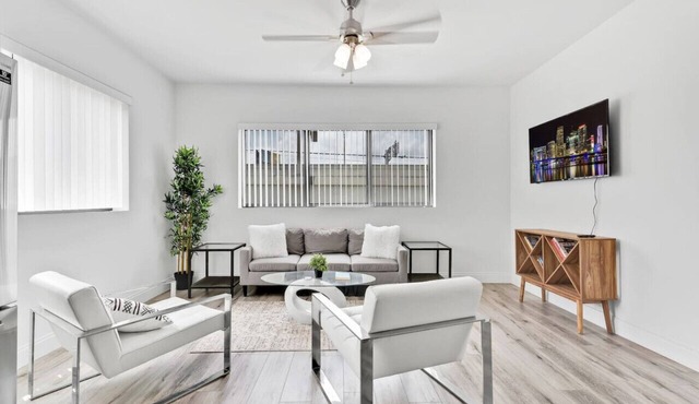 Stylish Apartment 5 Min to Design District