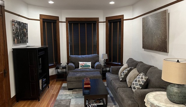 Stylish, Inviting 2-BR near Logan Square and Wrigley Field in Chicago