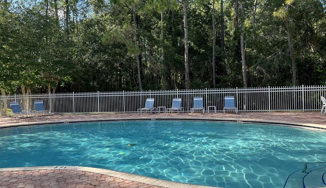 Stylish Long Stay: KING Bed-Pool-Wifi-Gated-Pets-Tampa Palms-Moffitt Cancer Ctr