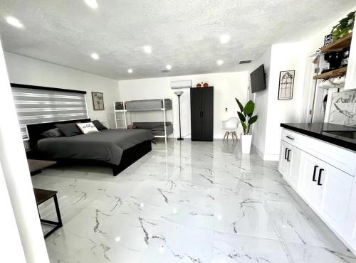 Stylish Studio Retreat Private Entry and Parking