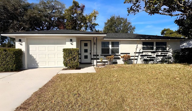 Sunny 2BR Retreat · Enclosed Patio · Pet Friendly · Near Gulf Beaches