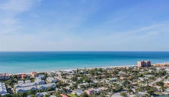 Sunny and Spacious Condo By The Beach