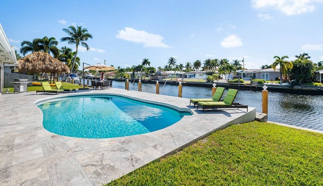 Sunny Canal, Modern waterfront 3 bedroom pool home