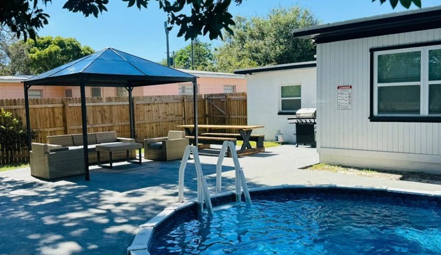 Sunny Haven House | 4BD & Sleeps 10 | Heated Pool | Near Busch Gardens, Tampa