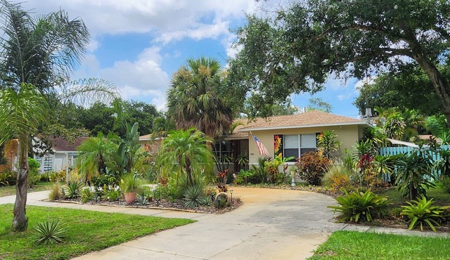 Sunny priv. entrance suite & bathroom w/patio close to beach & Downtown