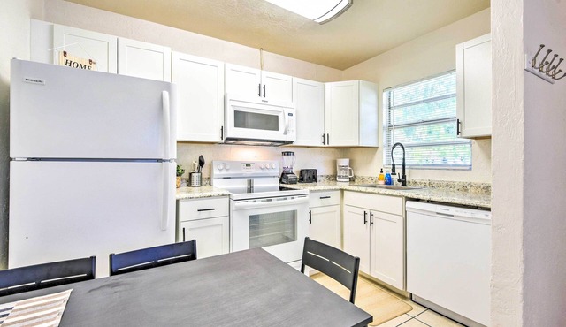 Sunny Sarasota Duplex ~ 1 Mi to Indian Beach! in Sarasota