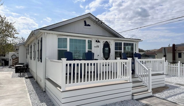Sunset Aware Cottage, beach block with water views in Lower Township
