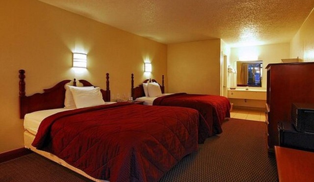 Super 6 Inn & Suites