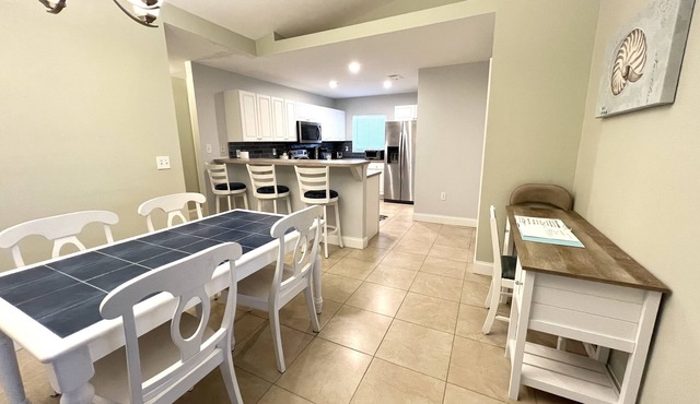 Super Clean, Comfortable, & Centrally Located near RSW and FGCU