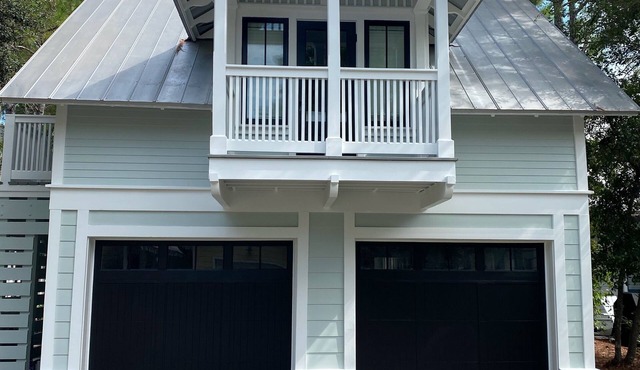 Super Clean & Renovated Carriage House. 1 blk to Camp Watercolor. Perfect for 2!
