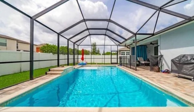 Tampa Sunshine Oasis/Heated Saltwater Pool/4Bed, 3Bath/Sleeps 10/Fenced