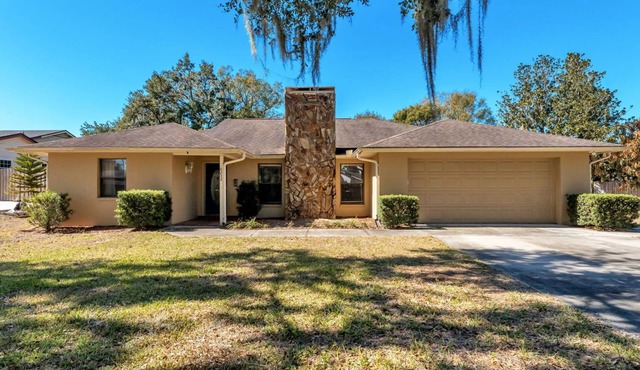 Terrific spacious 3 bedroom home -Sunroom-Backyard-Near Orlando & Tampa