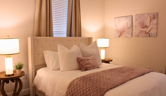 The All-American Summer Getaway in the Heart of Long Beach! King suite, sleeps 6