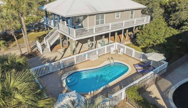 The Blue Parrot Cottage: ONE BLOCK TO BEACH ACCESS, PRIVATE POOL, SLEEPS 8!