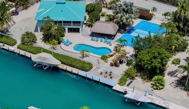 *THE COMMODORE’S REFUGE* Pool & Pickleball + Last Key White Glove Service.