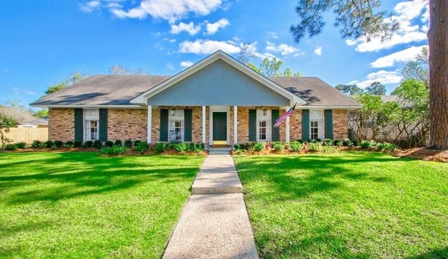 The Coventry — A Family Retreat Near LSU 4BR/2BA w Game Room & Basketball Goal