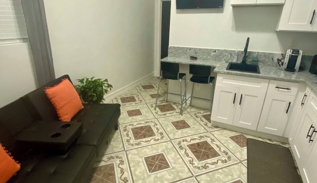 The Cozy Corner, A happy place - 2 min from 275 & I-4, & 4 min from Bush Gardens in Tampa