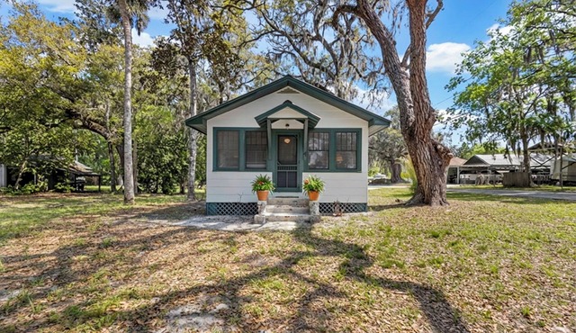 The Cozy Crackerjack is a vintage home in charming old Florida- a must see!