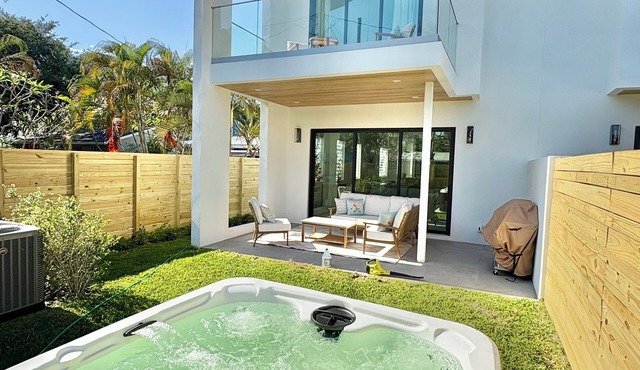 The Down-Town-Home - Spacious 3 bed plus office - Walk to Everything!