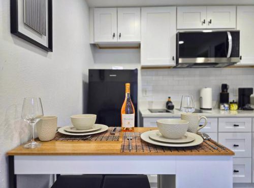 The Executive Landing , 1BR, 7 TPA Airport, AC, Free Pkng, Wine, Fast Wi-Fi