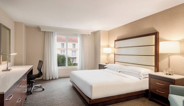 The Getaway You’ve Been Looking For! Outdoor Swimming Pool, Free Parking!