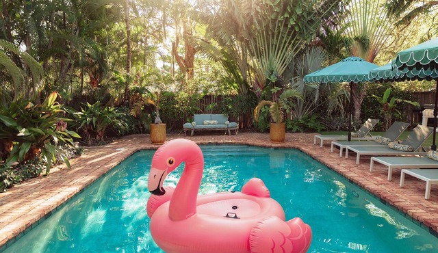 The Grove House: Palm Beach-style, shared pool!