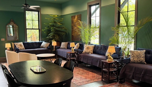 The Parlour @ The Pullman House Downtown w/Heated Pool
