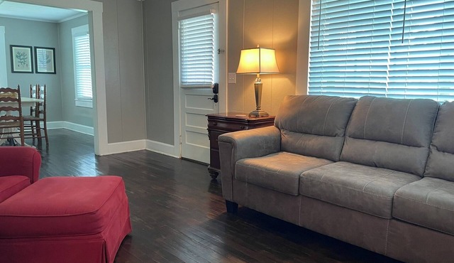 The Redbird: 3 Bedroom, Pet-Friendly, Downtown, Fast WiFi, Porch in Douglas