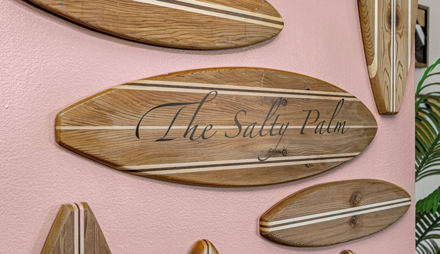 The SALTY PALM Coastal Retreat, sleeps 13! Resort-Inspired POOL & Themed Rooms