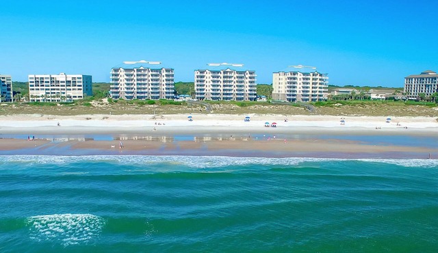 Third-floor, oceanfront condo with balcony, WiFi, washer/dryer & pool