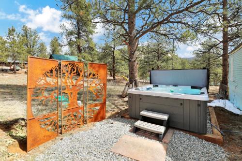 Timeless Pineview Cottage Hot Tub & Pet Friendly in Pine
