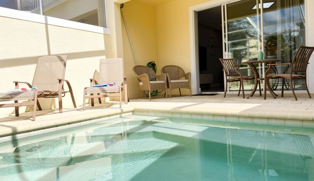 TR1435RC - Modern 3BR - Private Pool Sleeps 8