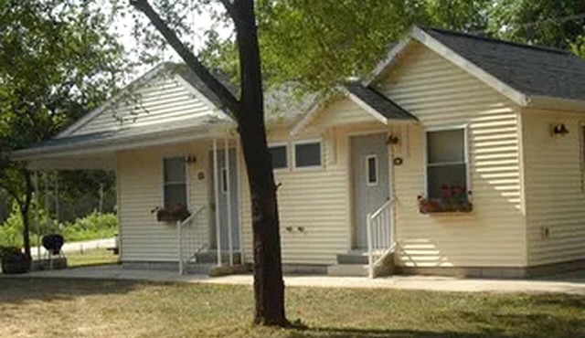 Tranquil Cottage with Picnic Table and Fire Ring in Trempealeau, Wisconsin in Whitehall