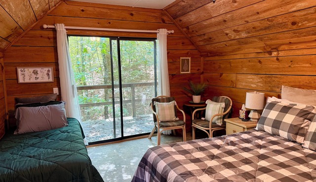 Tree Tops Private Suite + Separate Entry; Quiet Retreat in Caddo Gap