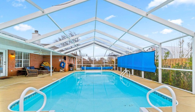 Tropic stay with large outdoor pool, bikes, AC & pool table - snowbird-friendly