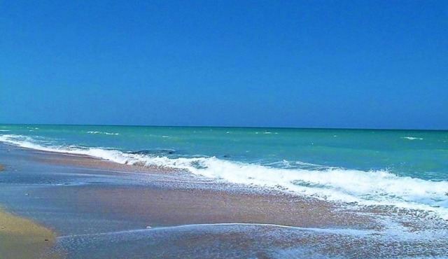 Tropical Decor Condo, Golf, Tennis, New Rec Center and minutes to private beach.