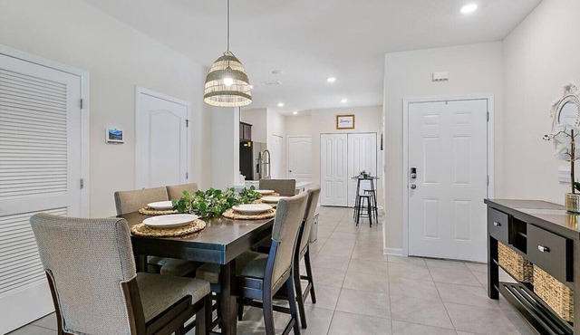Tropical Oasis 2 bdr - patio, playground, dog park